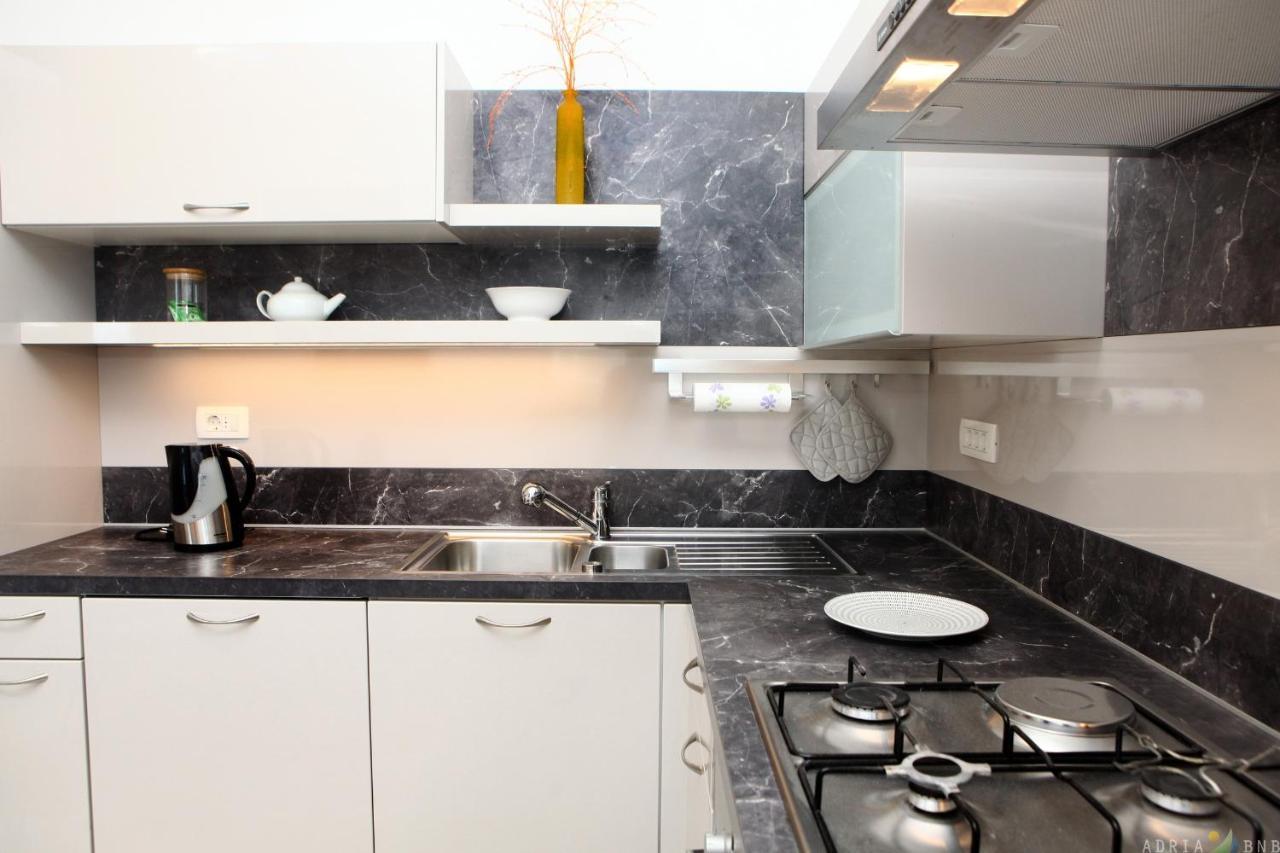 Classy Apartment With Garden View Laura Порторож Екстериор снимка